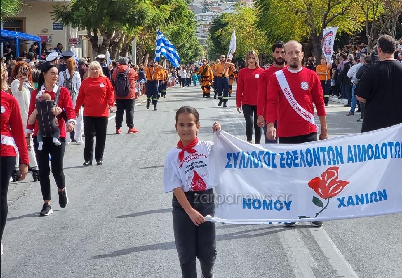 Κρήτη: Παρέλασαν με τα μωρά τους στην αγκαλιά και καταχειροκροτήθηκαν – Εικόνες