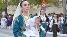 Κρήτη: Παρέλασαν με τα μωρά τους στην αγκαλιά και καταχειροκροτήθηκαν – Εικόνες