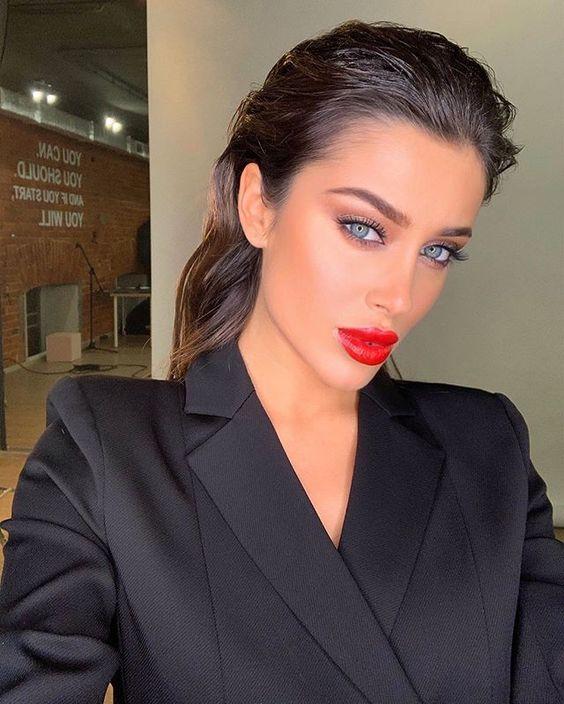 κόκκινο κραγιόν-με-lipgloss-και-γήινες σκιές-ιδέες-