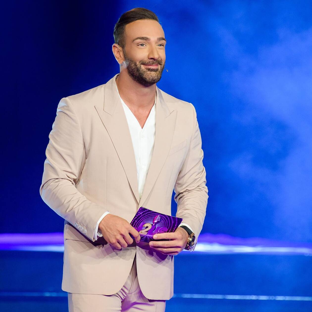 Νίκος Κοκλώνης:  O παραδεισένιος  κήπος του ,τα τροπικά φυτά και η πισίνα