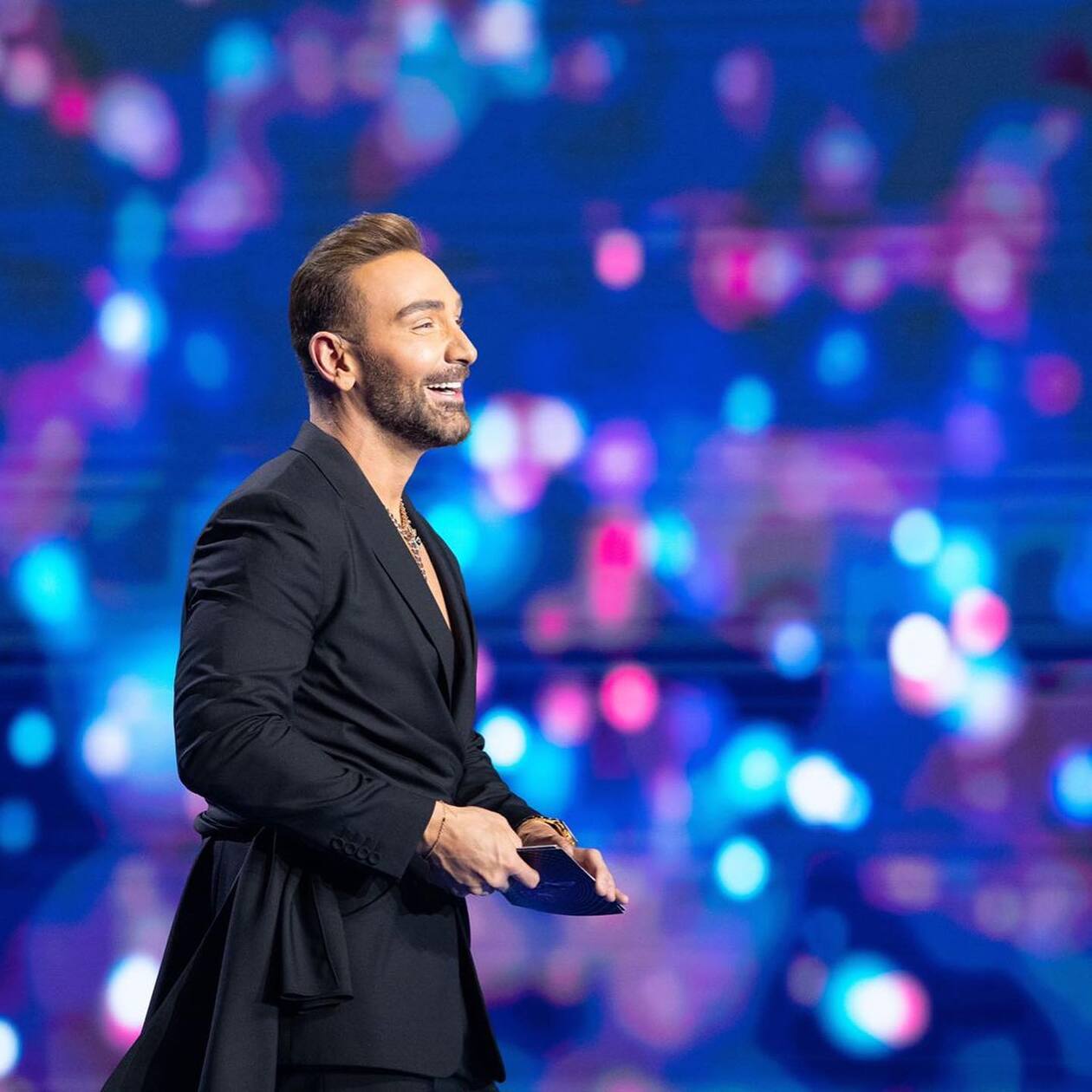 Νίκος Κοκλώνης : O παραδεισένιος  κήπος του ,τα τροπικά φυτά και η πισίνα