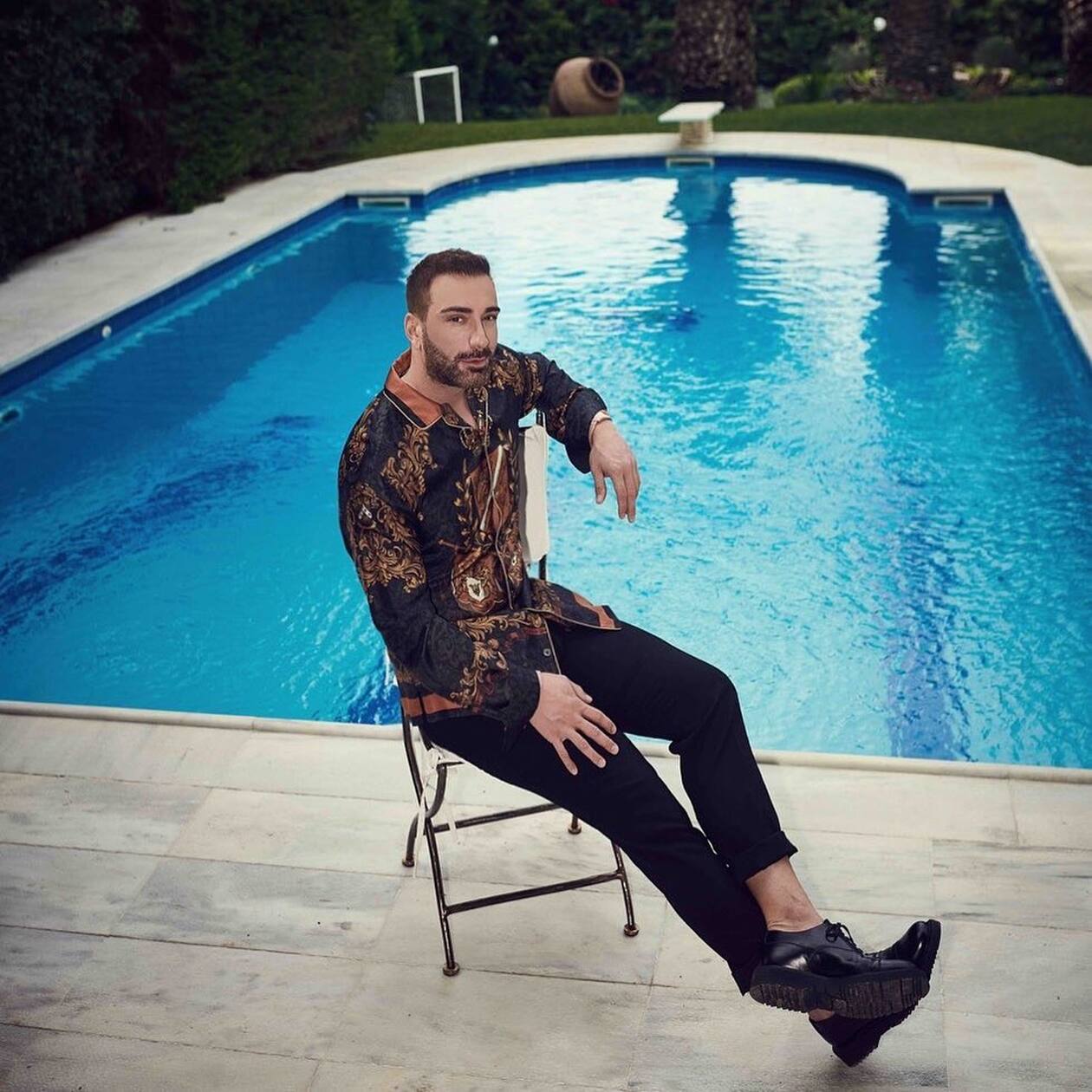 Νίκος Κοκλώνης : O παραδεισένιος  κήπος του ,τα τροπικά φυτά και η πισίνα