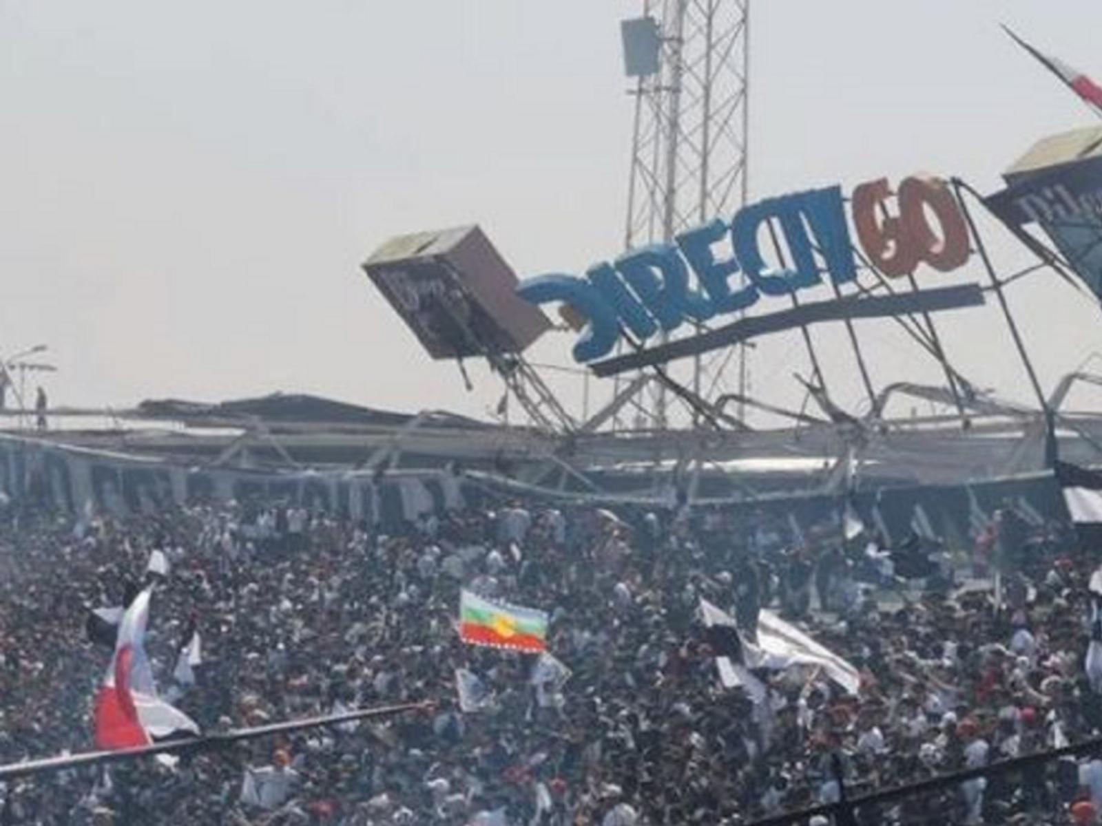 Κατέρρευσε ολόκληρη κερκίδα με γεμάτη οπαδούς (Βίντεο)