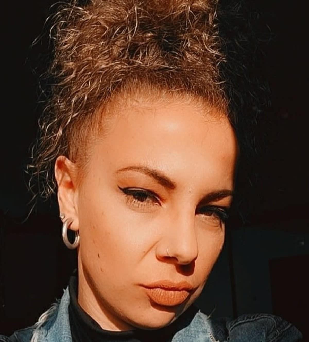 Δείτε την είναι η κούκλα σύζυγο του Αποστόλη από τη Γη της ελιάς