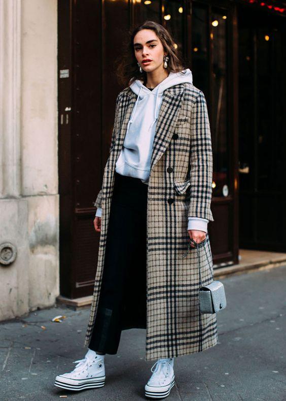 μαύρο κολάν-με-φούτερ-και-καρό-πανωφόρι-ιδέες-