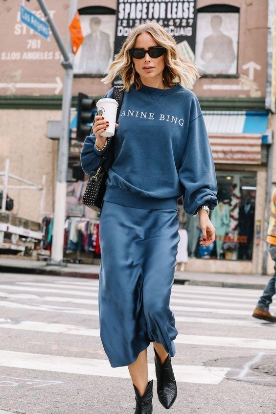 σατέν μπλε-φούστα-με-μπλε φούτερ-ιδέες-