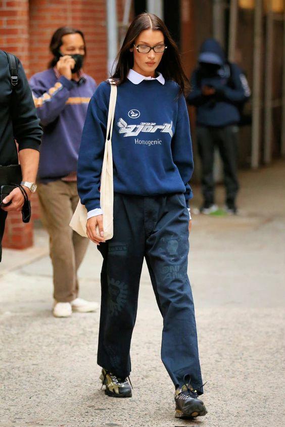 cargo παντελόνι-με-μπλε φούτερ-ιδέες-