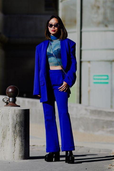 μπλε-σακάκι-μπλε-παντελόνι-και-μαύρα μποτάκια-ιδέες-