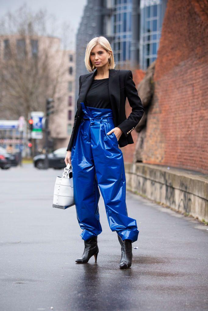 μπλε-vinyl παντελόνι-με-μαύρο σακάκι-ιδέες-