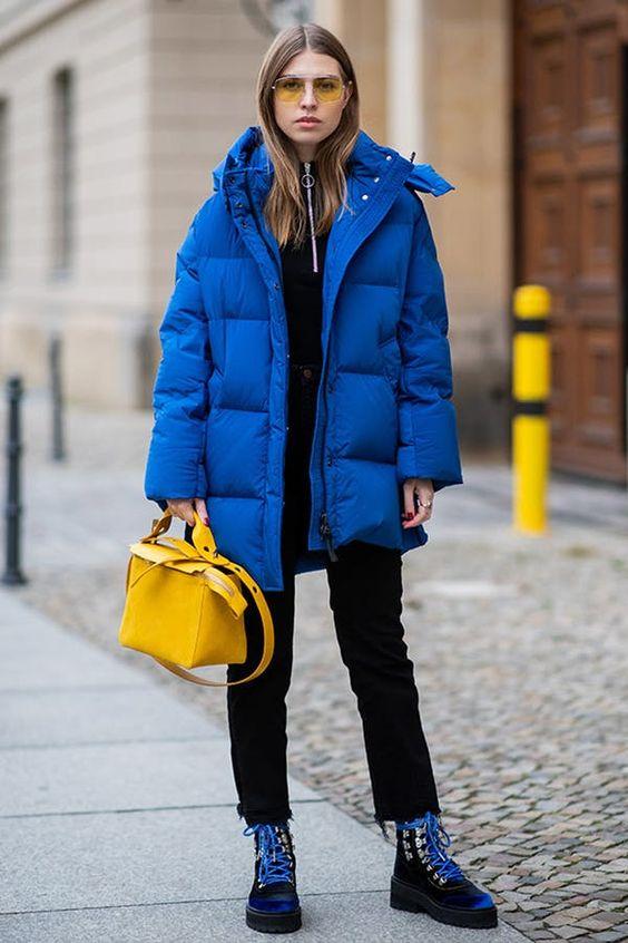 μπλε-φουσκωτό μπουφάν-με-κίτρινη τσάντα-ιδέες-