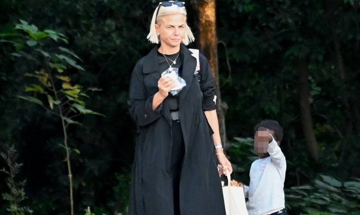 Χριστίνα Κοντοβα  – Ada : Αχώριστες μαμά και κόρη – Η βόλτα τους στο κέντρο της Αθήνας