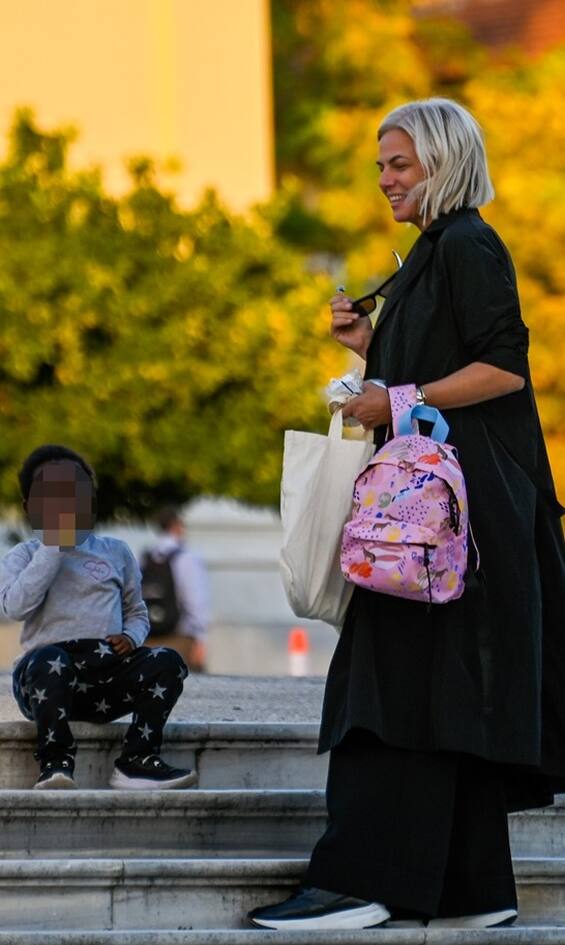 Χριστίνα Κοντοβα  – Ada : Αχώριστες μαμά και κόρη – Η βόλτα τους στο κέντρο της Αθήνας
