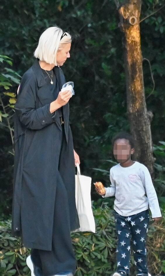 Χριστίνα Κοντοβα  – Ada : Αχώριστες μαμά και κόρη – Η βόλτα τους στο κέντρο της Αθήνας