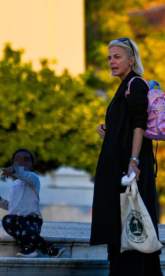 Χριστίνα Κοντοβα  – Ada : Αχώριστες μαμά και κόρη – Η βόλτα τους στο κέντρο της Αθήνας