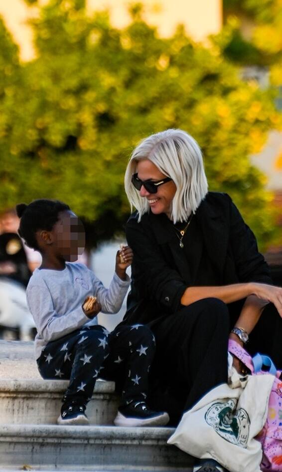 Χριστίνα Κοντοβα  – Ada : Αχώριστες μαμά και κόρη – Η βόλτα τους στο κέντρο της Αθήνας