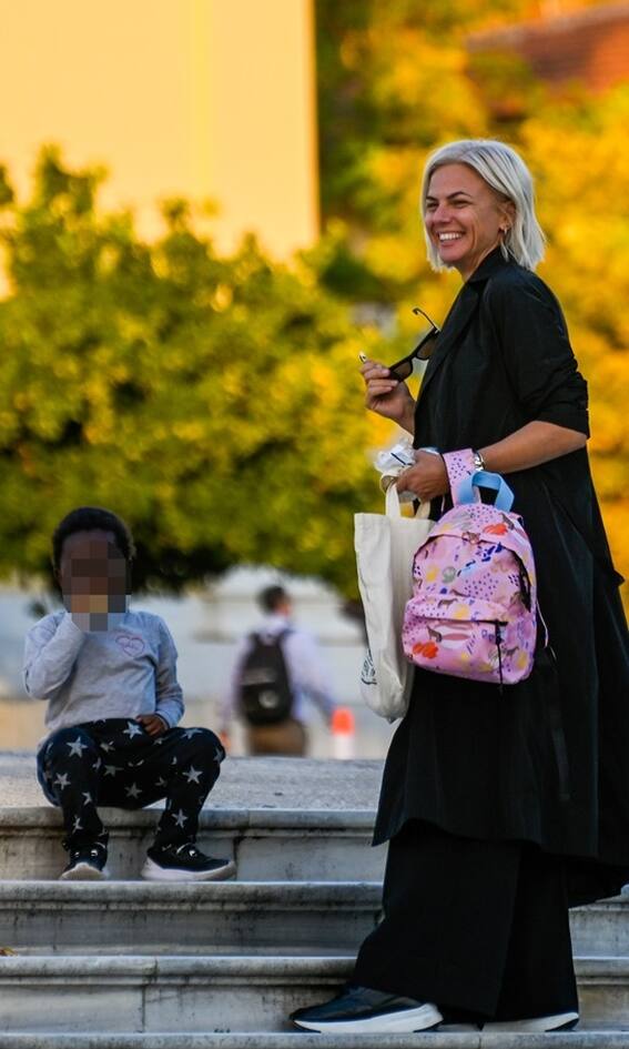 Χριστίνα Κοντοβα  – Ada : Αχώριστες μαμά και κόρη – Η βόλτα τους στο κέντρο της Αθήνας