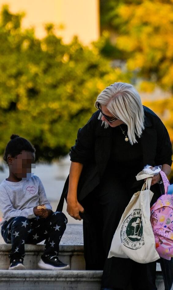 Χριστίνα Κοντοβα  – Ada : Αχώριστες μαμά και κόρη – Η βόλτα τους στο κέντρο της Αθήνας