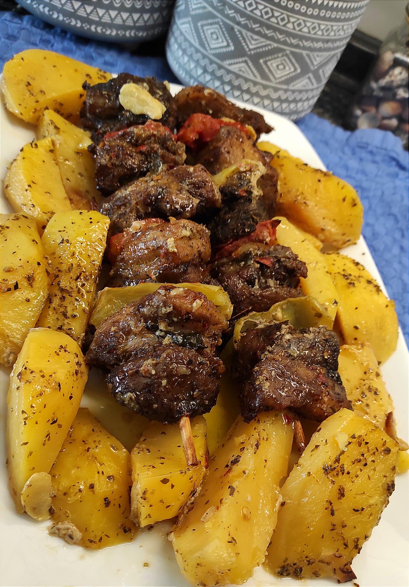 κοντοσούβλι χοιρινό-με-πατάτες-στην-λαδόκολλα-συνταγή-