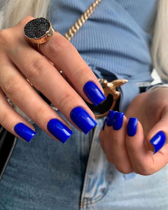 Μπλε ηλεκτρίκ νύχια: Το must χρώμα στα νύχια και ιδέες να το υιοθετήσεις τον Χειμώνα 2022