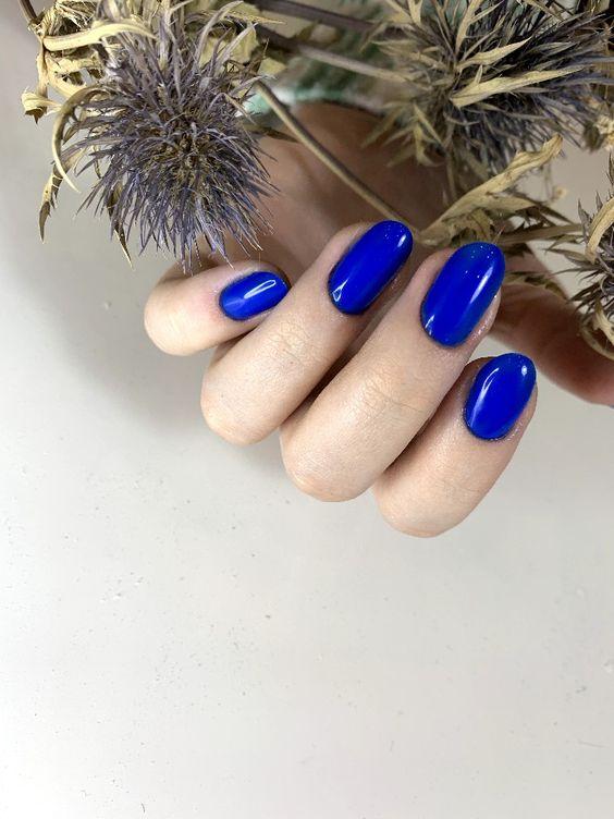 ιδέες-με-μπλε ηλεκτρίκ-νύχια-τάσεις-Χειμώνας 2022-