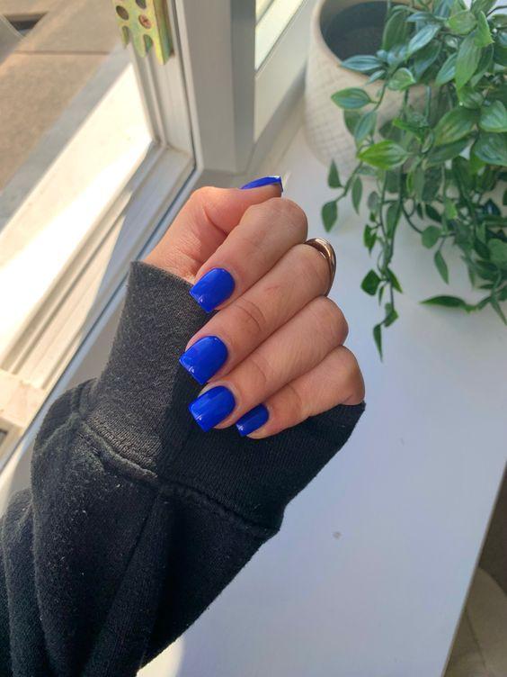 ιδέες-με-μπλε ηλεκτρίκ-νύχια-τάσεις-Χειμώνας 2022-