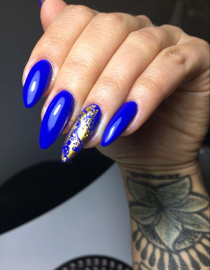 μπλε ηλεκτρίκ-νύχια-με-χρυσά σχέδια-ιδέες-