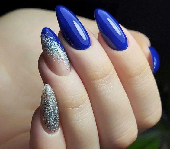 μπλε ηλεκτρίκ-νύχια-με-ασημί στρας-ιδέες-