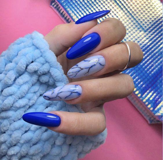 μπλε ηλεκτρίκ-νύχια-με-μαρμάρινα σχέδια-ιδέες-