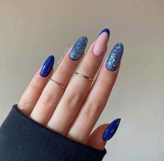 μπλε ηλεκτρίκ-νύχια-με-μπλε γκλίτερ-ιδέες-