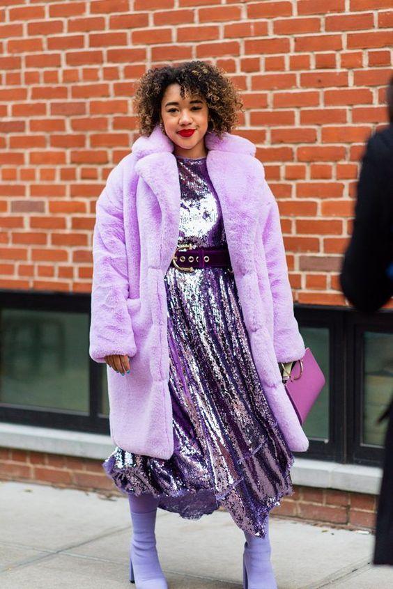 μοβ-καστόρινες μπότες-με-φόρεμα-με-γκλίτερ-και-γούνινο πανωφόρι-ιδέες-