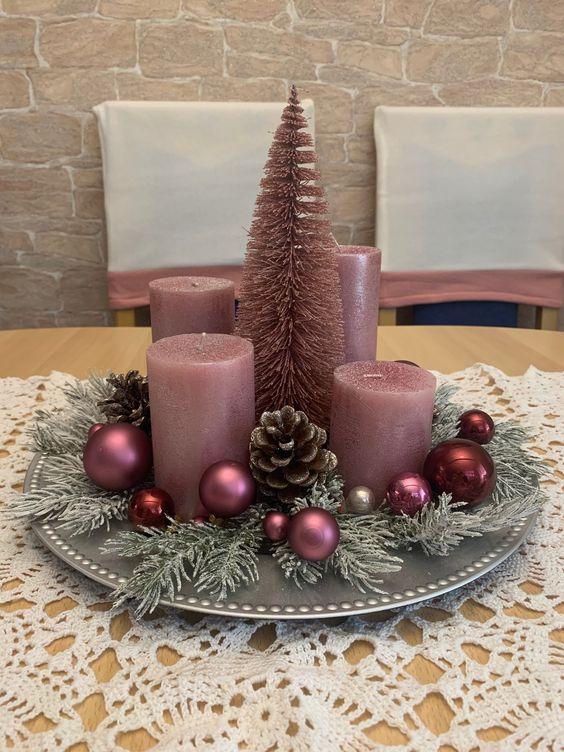 ροζ-κεριά-με-ροζ-χριστουγεννιάτικο δέντρο-και-χριστουγεννιάτικες μπάλες-ιδέες-