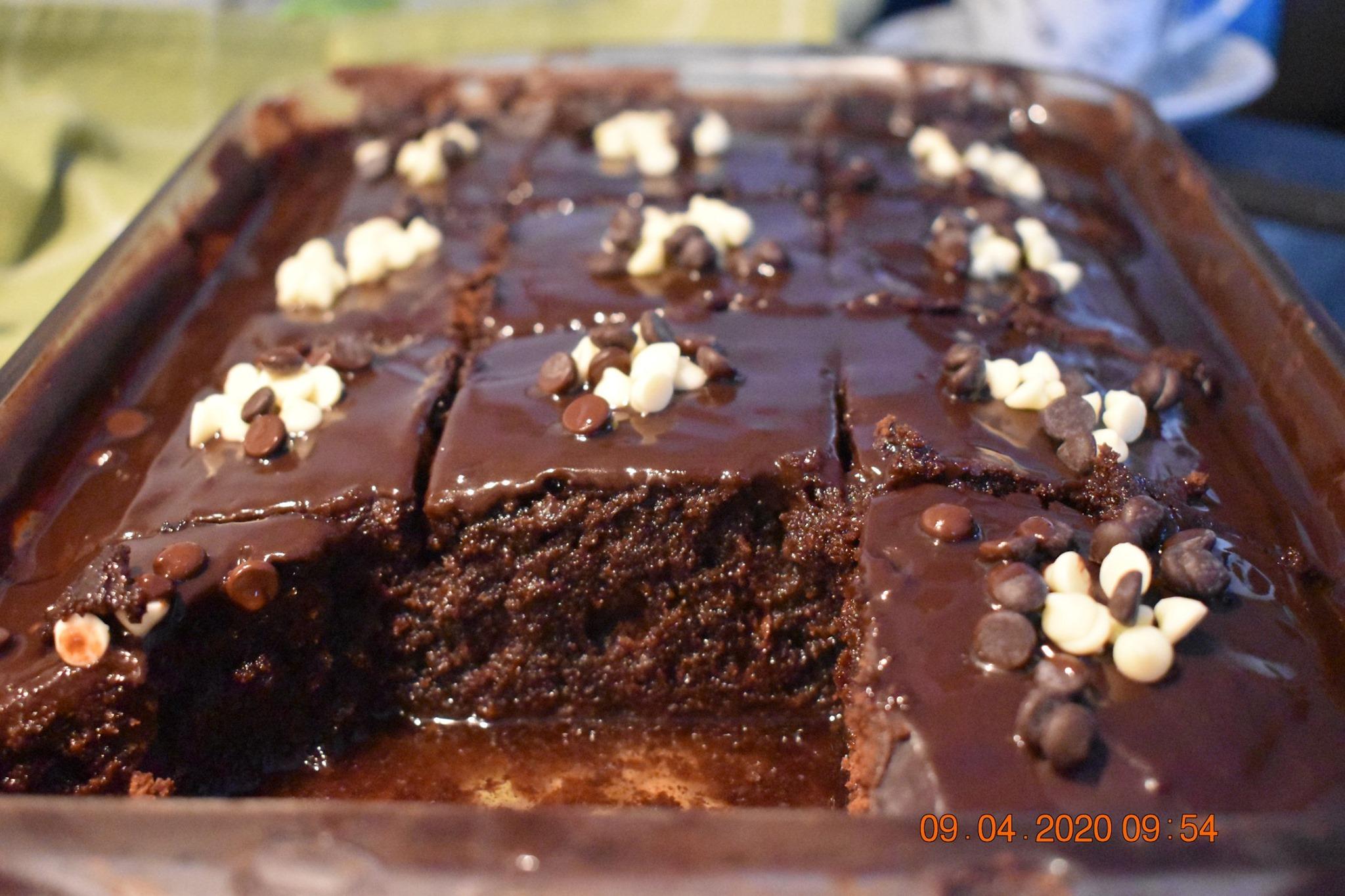 συνταγή-για-σοκολατόπιτα-με-γλάσο-σοκολάτας-