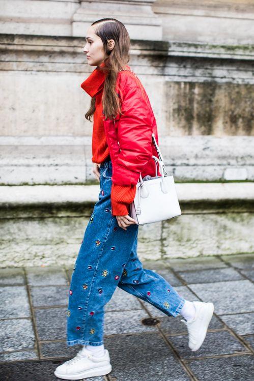 τζιν-παντελόνι-με-στάμπες-και-κόκκινο μπουφάν-ιδέες- τζιν-παντελόνι-με-στάμπες-και-κόκκινο μπουφάν-ιδέες-