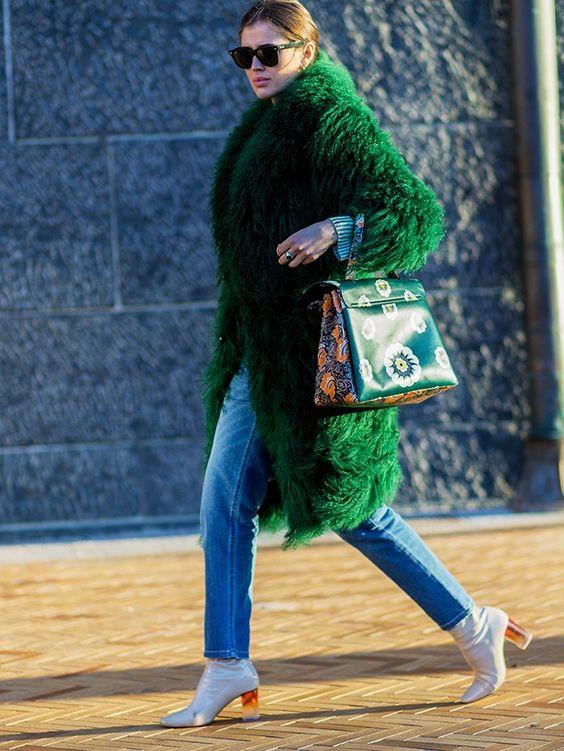 τζιν παντελόνι-με-πράσινο γούνινο-πανωφόρι-ιδέες-