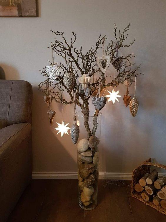 minimal-χριστουγεννιάτικο δέντρο-με-φυσικά υλικά-και-κουκουνάρια-ιδέες-