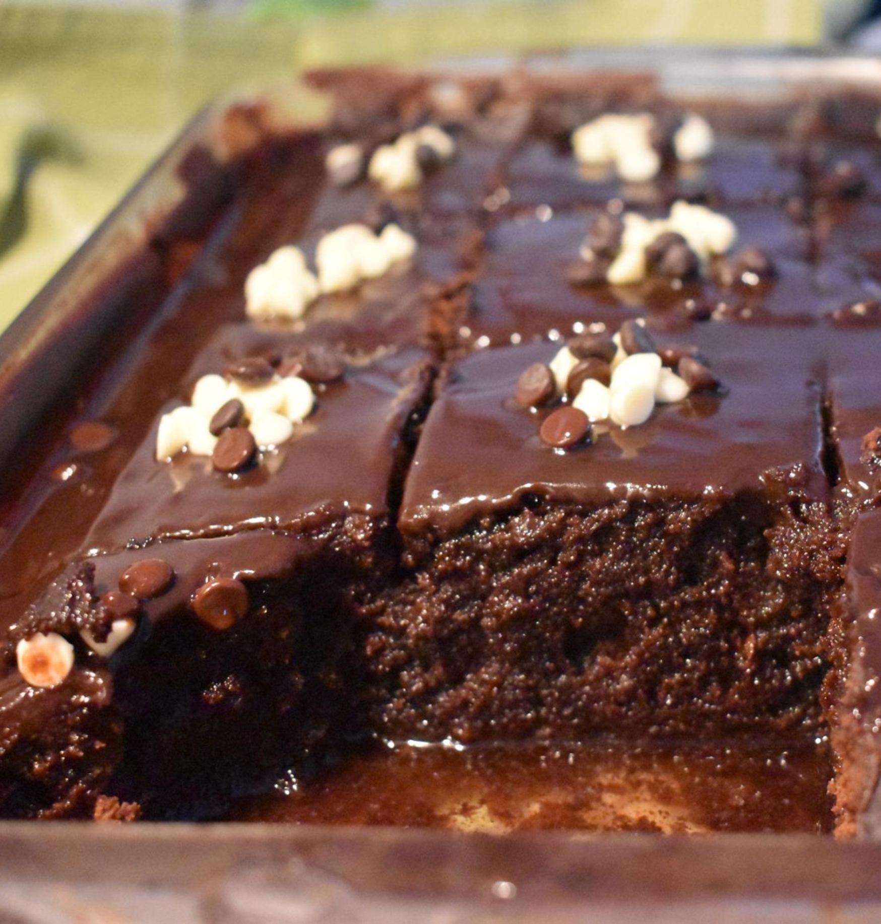 Σιροπιαστή σοκολατόπιτα με γλάσο