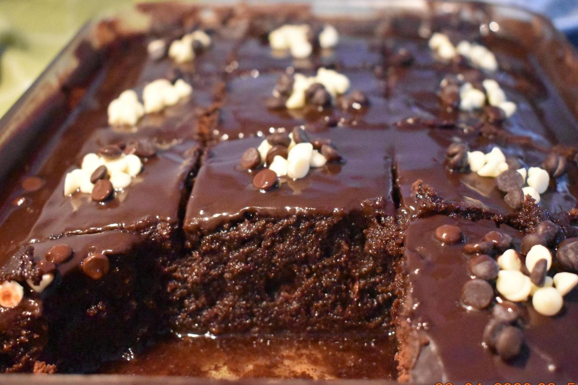 Σιροπιαστή σοκολατόπιτα με γλάσο