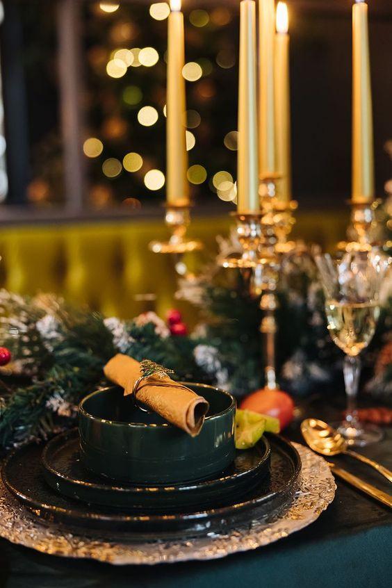 χριστουγεννιάτικο τραπέζι-με-κεριά-και-σμαραγδί-σερβίτσια-ιδέες-