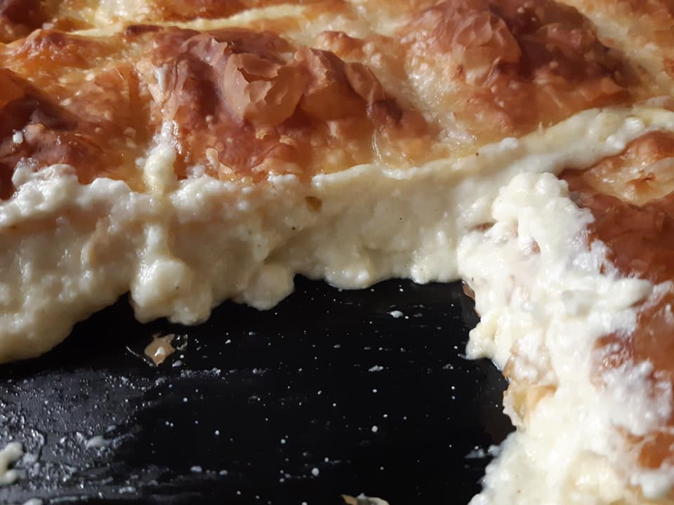 Λαχταριστή τυρόπιτα με μπεσαμέλ του Άκη