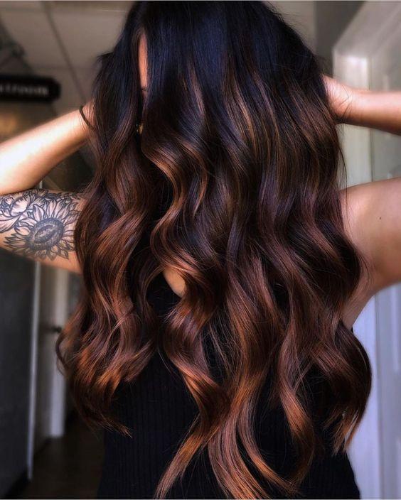 μαύρα μαλλιά-με-ξανθές ανταύγειες-ιδέες-