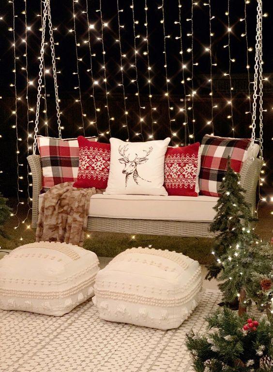 χριστουγεννιάτικα φωτάκια-χριστουγεννιάτικα μαξιλάρια καναπέ-στην-κούνια-της-αυλής-ιδέες-