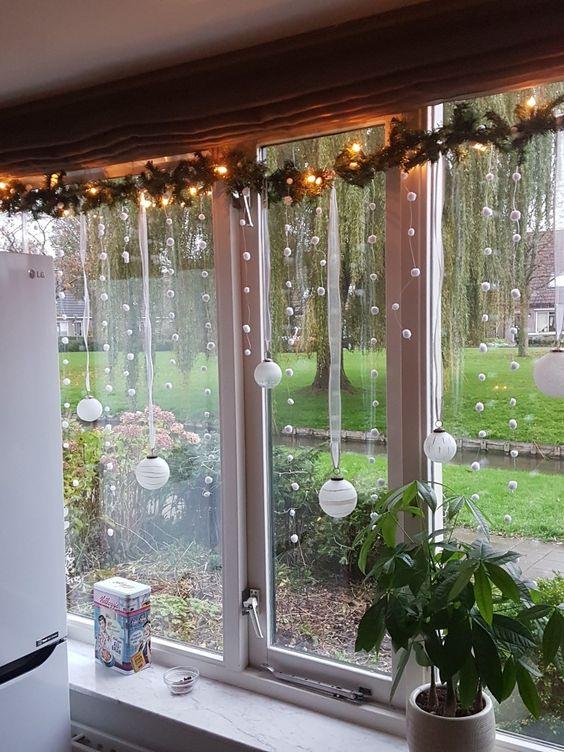 Χριστουγεννιάτικες γιρλάντες-με-φωτάκια-στο-παράθυρο-ιδέες-