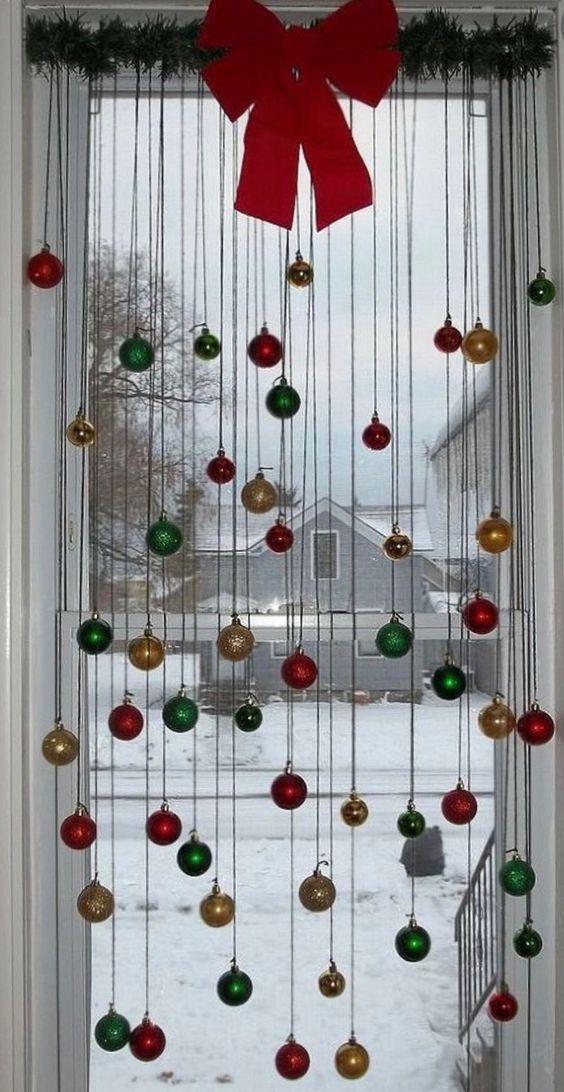 χριστουγεννιάτικες μπάλες-γιρλάντες-και-φιόγκοι-στα-παράθυρα-και-στις-μπαλκονόπορτες-ιδέες-
