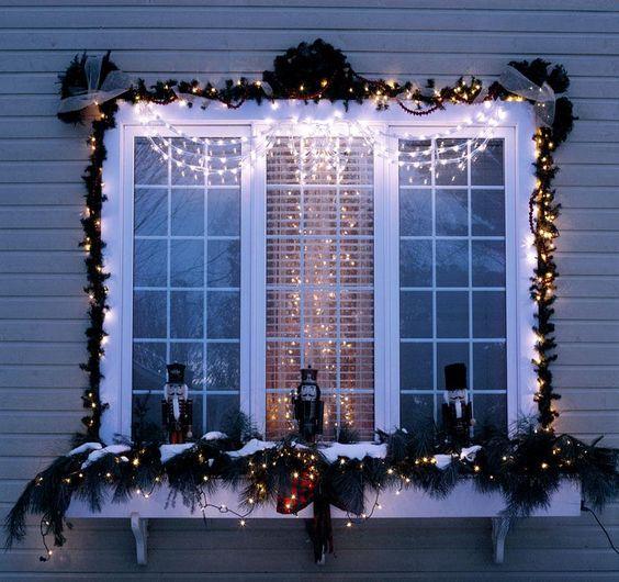 χριστουγεννιάτικες γιρλάντες-και-Καρυοθραύστης-στο-παράθυρο-ιδέες-