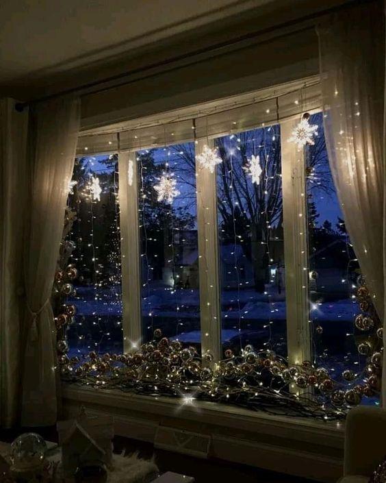 ιδέες-για-χριστουγεννιάτικη διακόσμηση-σε-παράθυρα-και-μπαλκονόπορτες-Χριστούγεννα 2022-