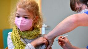 Κορωνοϊός: Ανοίγει η πλατφόρμα για τον εμβολιασμό  παιδιών από 6 μηνών ως 4 ετών