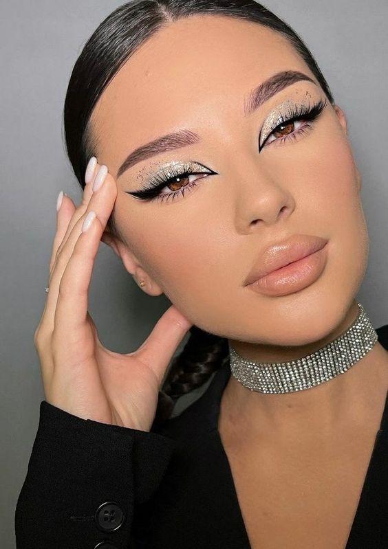 ιδέες-μακιγιάζ-για-τα-μάτια-με-ασημί σκιά-