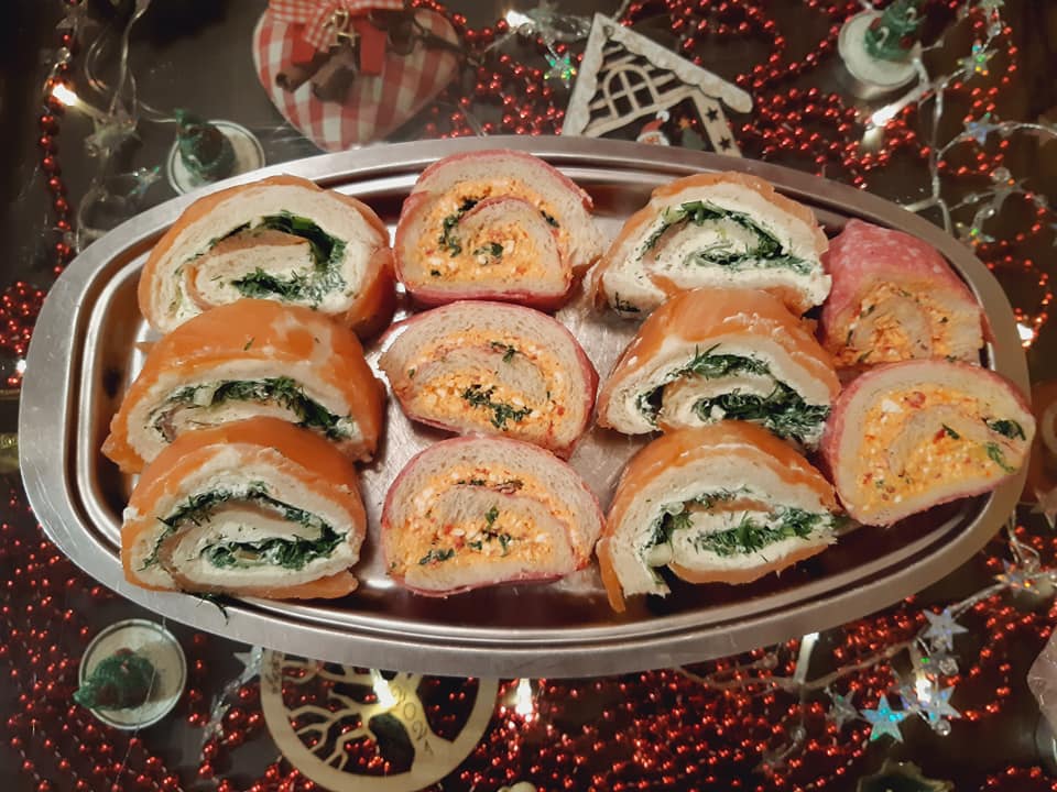 ρολάκια-ψωμιού-με-σολομό-και-σαλάμι αέρος-τα-Χριστούγεννα-συνταγή-