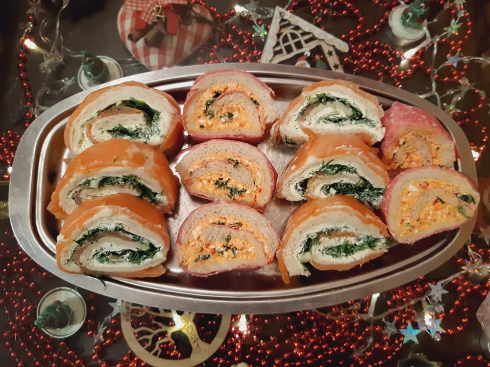 ρολάκια-ψωμιού-με-σολομό-και-σαλάμι αέρος-τα-Χριστούγεννα-συνταγή- ρολάκια-ψωμιού-με-σολομό-και-σαλάμι αέρος-τα-Χριστούγεννα-συνταγή-