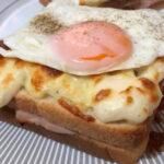 Τοστ με μπεσαμέλ και αυγό